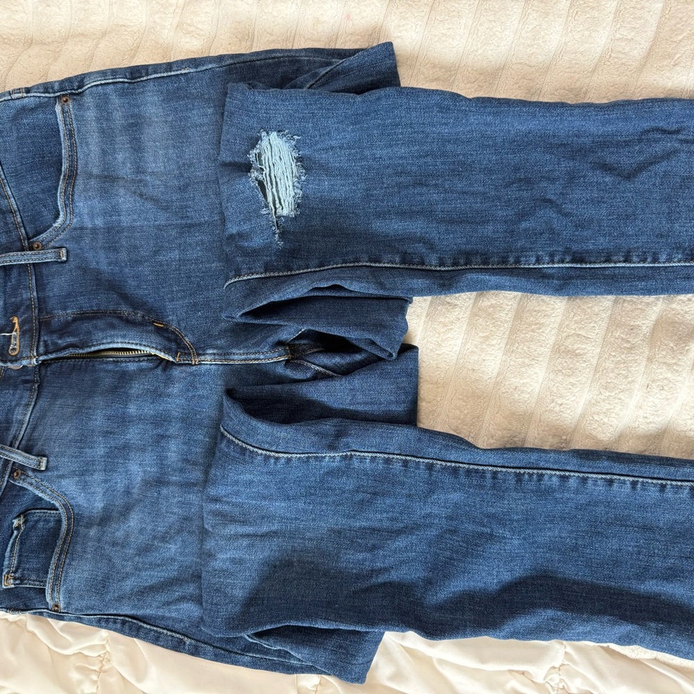 Levi's Women's Dark Blue Skinny Jeans with Knee Distress